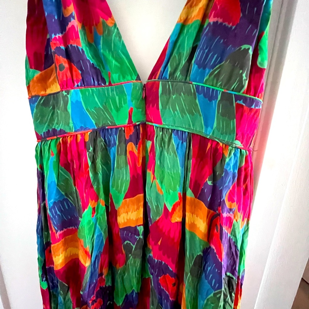 FARM rio NWOT parrot deep v-neck dress